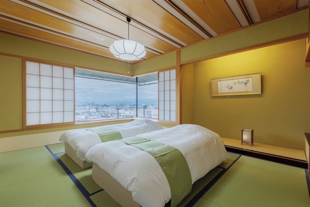 ＜四季亭＞和室特別室『竜馬の間』 客室2 | 天童温泉 ほほえみの宿 滝の湯