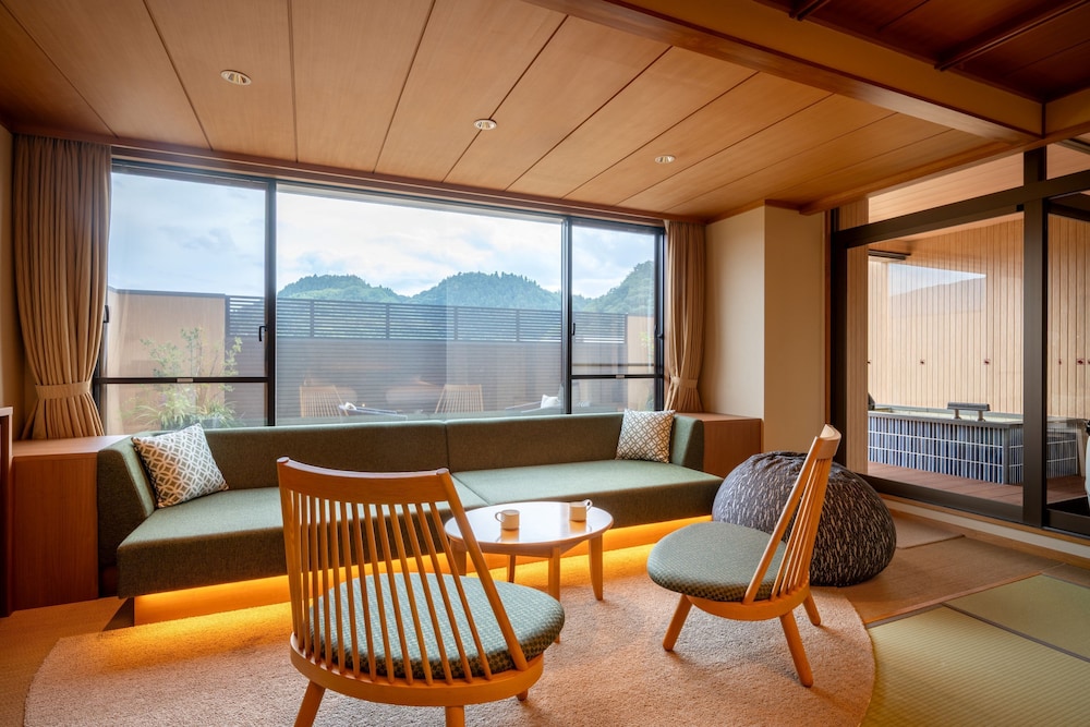 ルーフトップテラス+展望露天風呂付和洋室【タイプ33】 客室1 | 天童温泉 ほほえみの宿 滝の湯