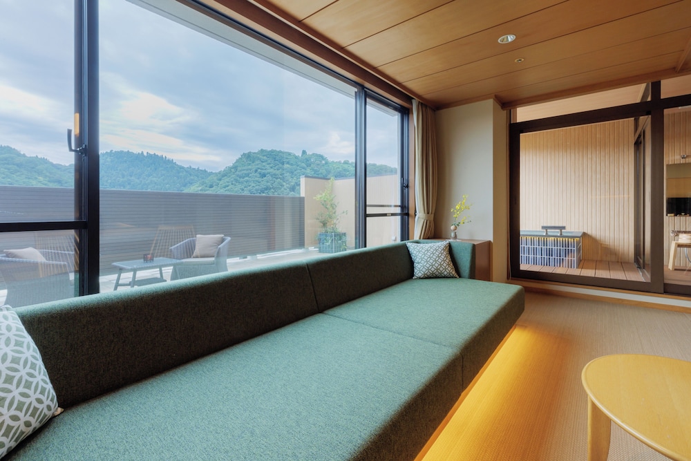 ルーフトップテラス+展望露天風呂付和洋室【タイプ33】 部屋からの景観0 | 天童温泉 ほほえみの宿 滝の湯