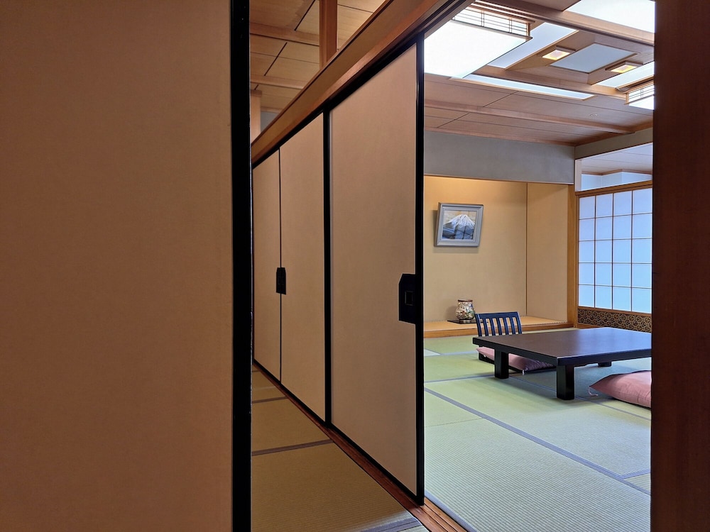 ＜本館＞和室【松】 客室3 | 天童温泉 ほほえみの宿 滝の湯