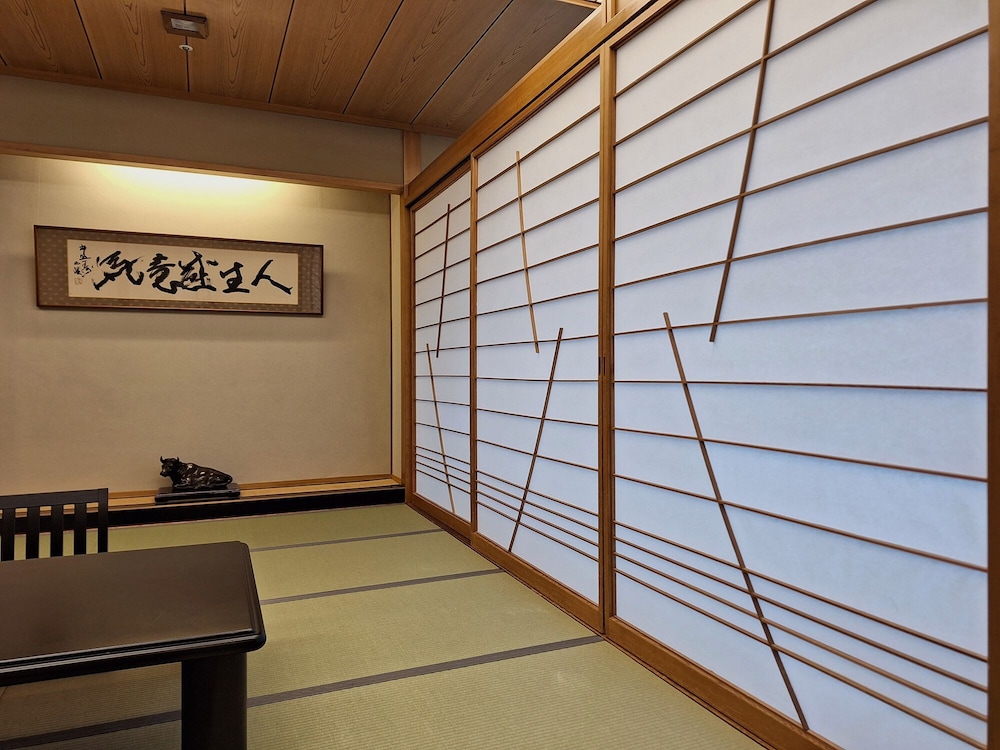 ＜本館＞和室【月】 客室1 | 天童温泉 ほほえみの宿 滝の湯