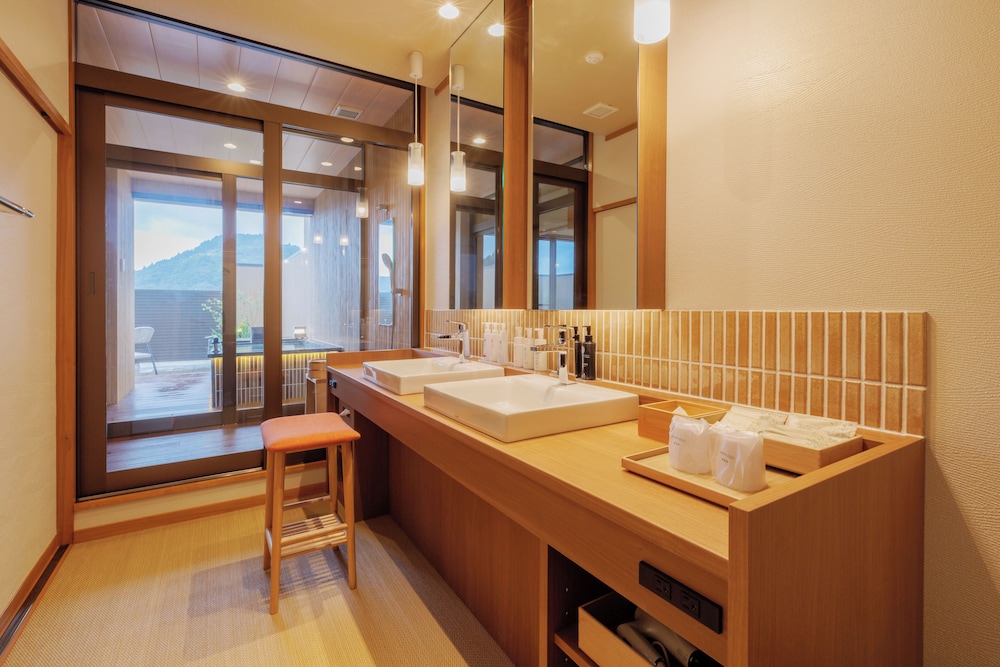 ルーフトップテラス+展望露天風呂付和洋室【タイプ31】 バスルーム0 | 天童温泉 ほほえみの宿 滝の湯