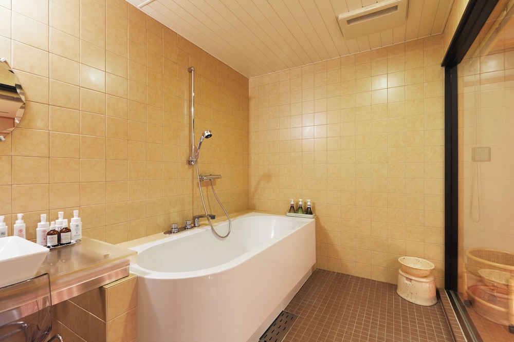 ＜季のはな＞和モダンデラックス客室【タイプA】 バスルーム0 | 天童温泉 ほほえみの宿 滝の湯