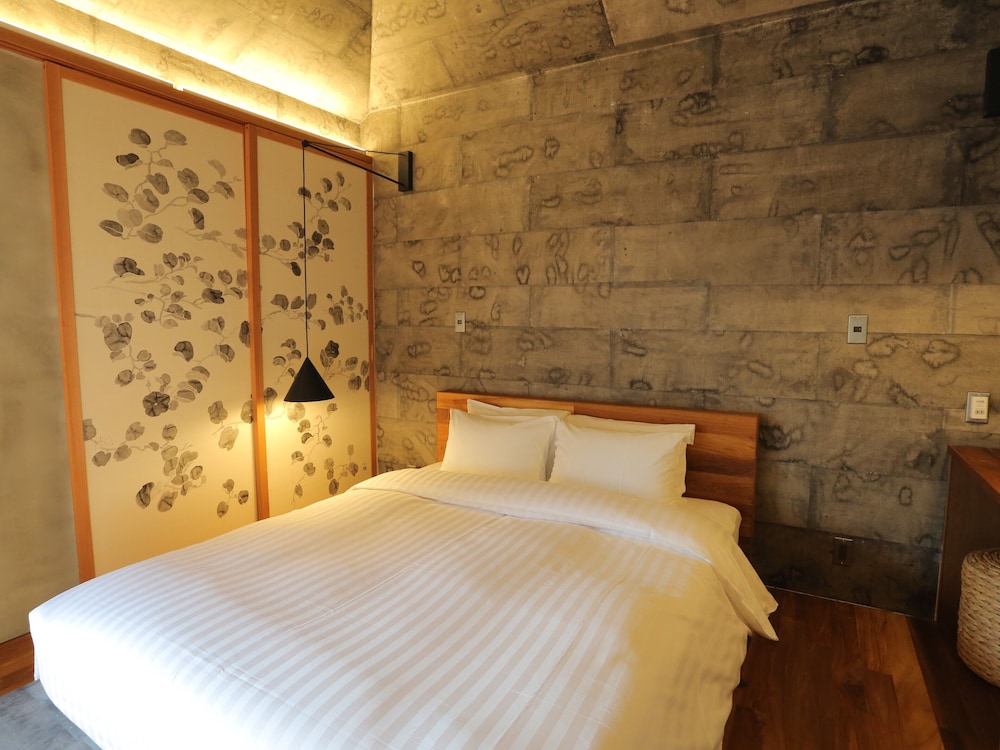 客室1 | 翡翠巣 KAWASEMINOSU (MUKAKA VILLA)