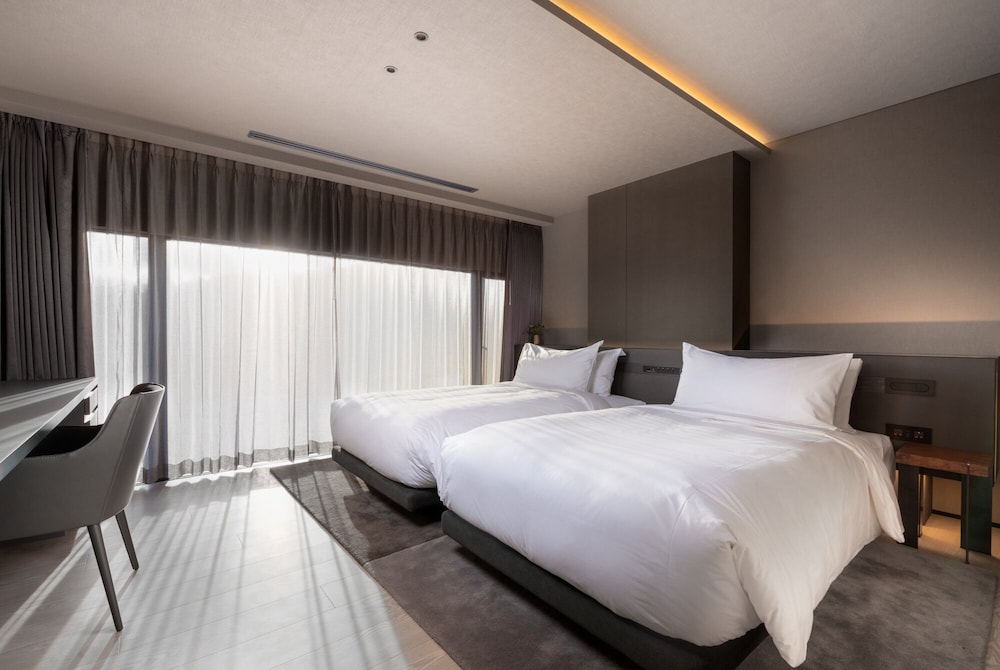 デラックス スイート 2 ベッドルーム 客室1 | 山翠ニセコ