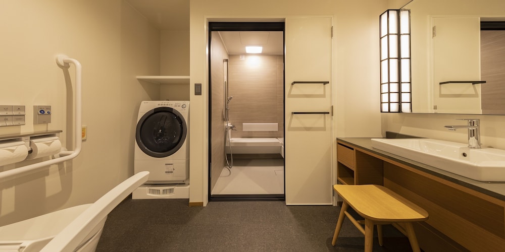 ファミリー ツインルーム 禁煙 / 洗濯乾燥機付き バスルーム0 | 東急ステイ飛騨高山 結の湯