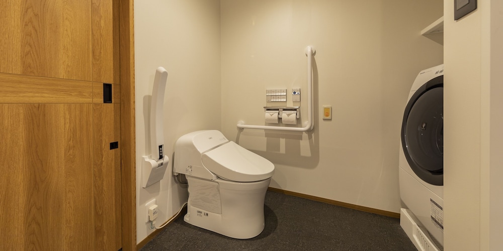 ファミリー ツインルーム 禁煙 / 洗濯乾燥機付き バスルーム1 | 東急ステイ飛騨高山 結の湯