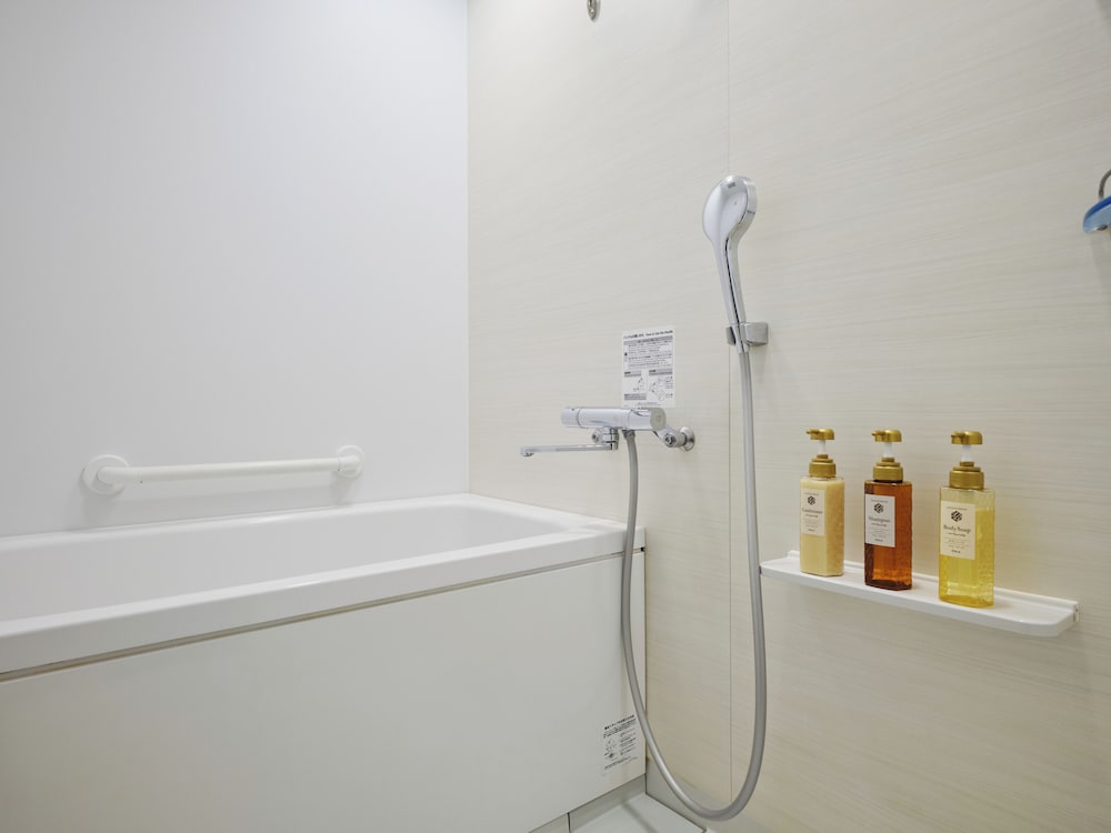 デラックスツインルーム with エキストラベッド 禁煙 客室7 | hotel MONday Premium 上野御徒町