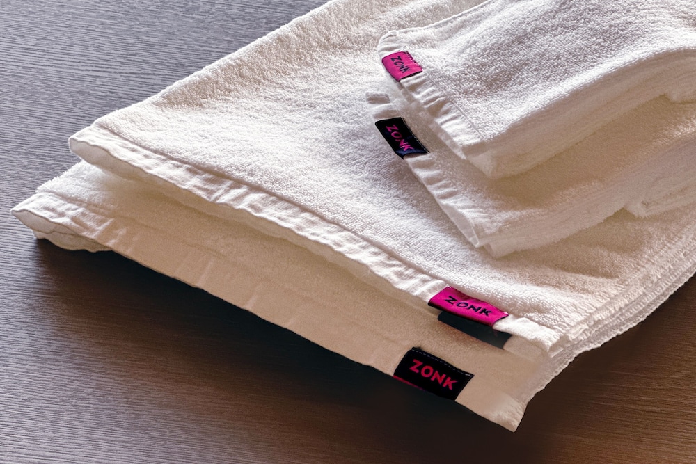 スタンダード ルーム ダブルベッド 1 台 バリアフリー 客室の設備とサービス1 | ゾンク中洲