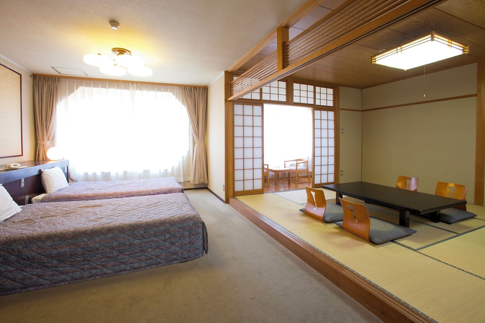 和洋室 (ツイン+10畳) | 湯の山温泉 グリーンホテル