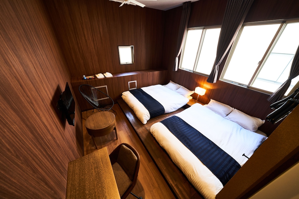 デラックス ツインルーム 専用バスルーム 客室1 | アンド ホステル 心斎橋 イースト