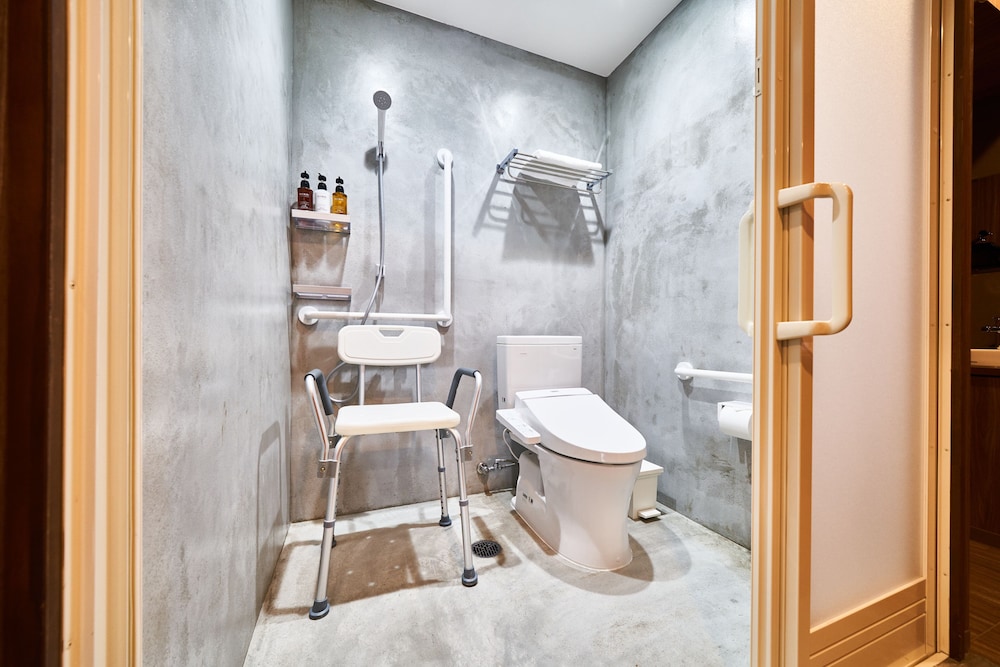 ダブルルーム (バリアフリー) バスルーム0 | アンド ホステル 心斎橋 イースト