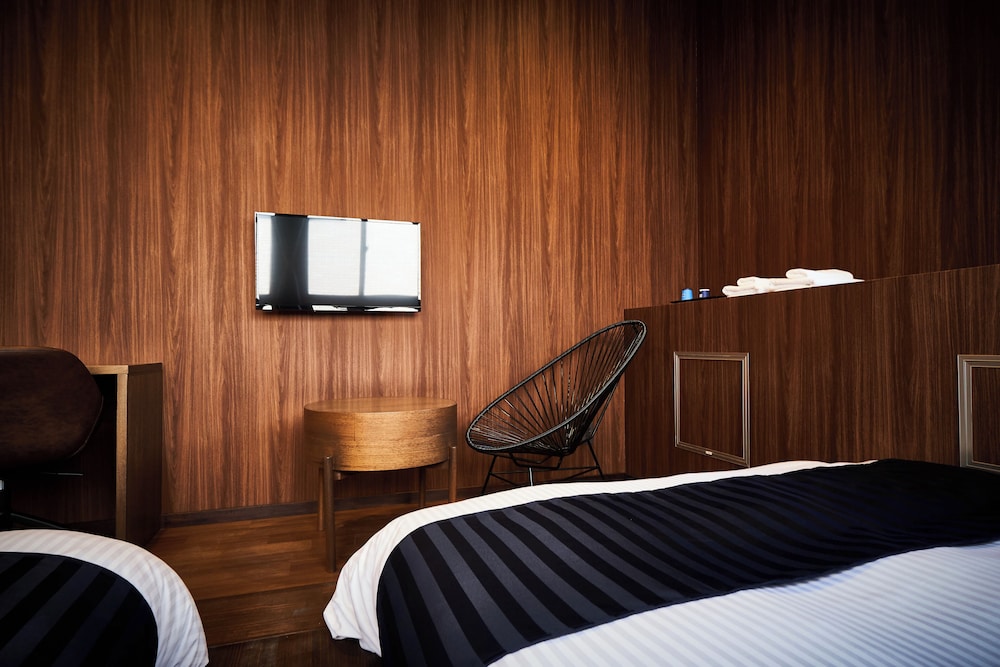 デラックス ツインルーム 専用バスルーム 客室5 | アンド ホステル 心斎橋 イースト