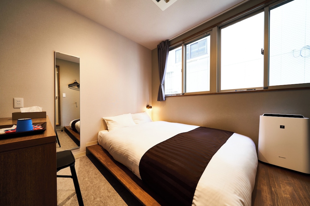 ダブルルーム 専用バスルーム | アンド ホステル 心斎橋 イースト