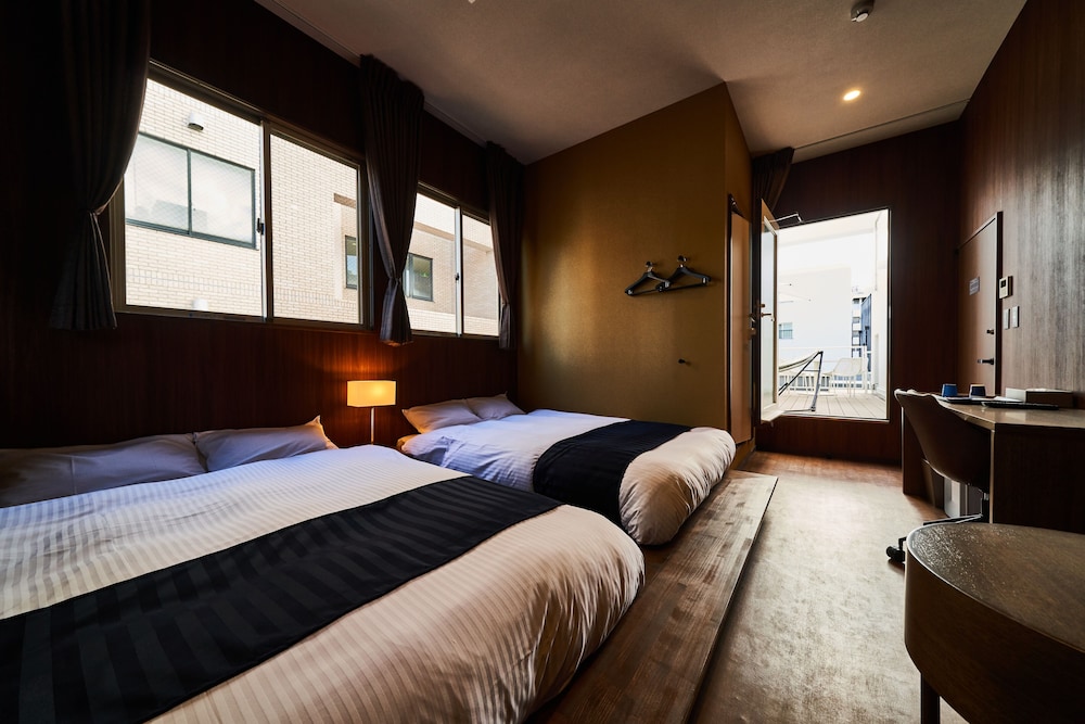 デラックス ツインルーム 専用バスルーム 客室2 | アンド ホステル 心斎橋 イースト