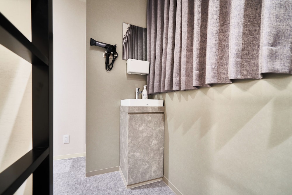 ファミリー 4 人部屋 専用バスルーム 客室5 | アンド ホステル 心斎橋 イースト