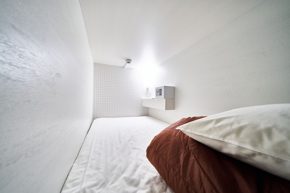 ファミリー 4 人部屋 専用バスルーム 客室2 | アンド ホステル 心斎橋 イースト