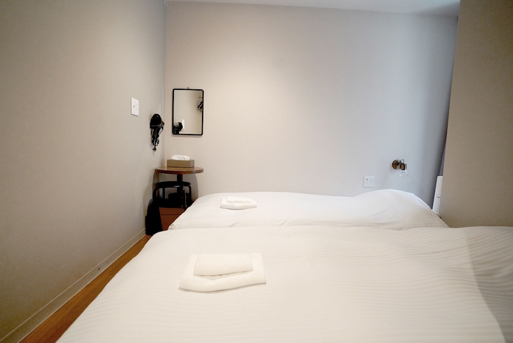 エコノミー ツインルーム 専用バスルーム 客室2 | アンド ホステル 心斎橋 イースト