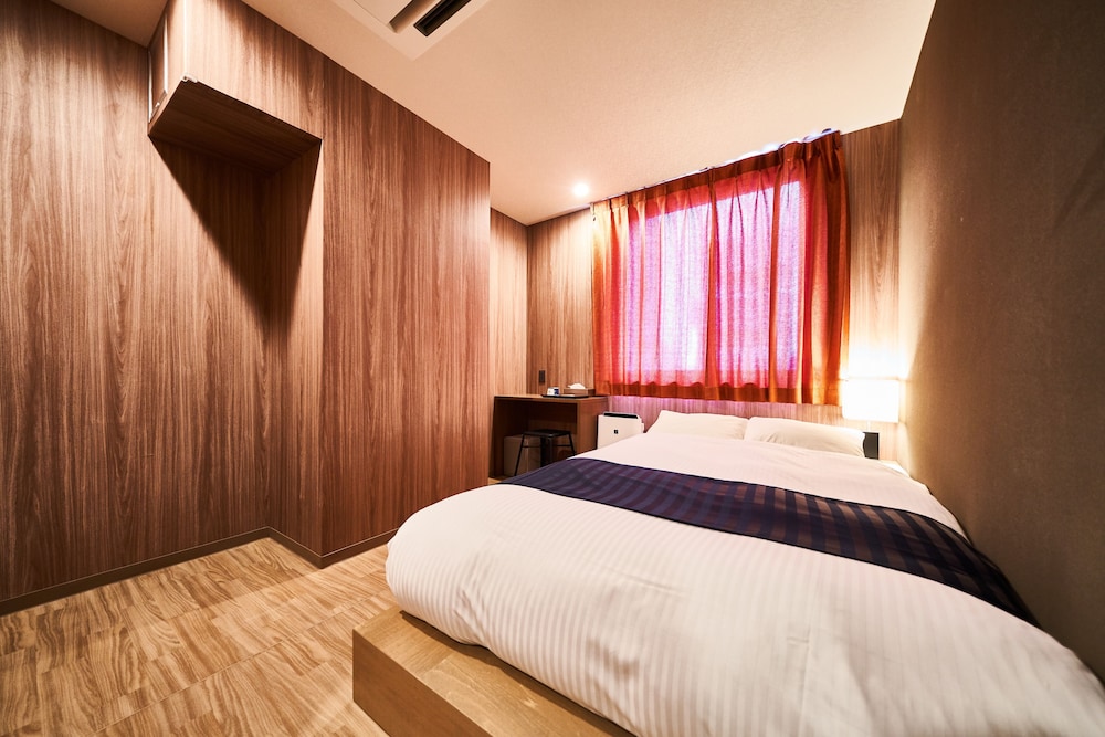 ダブルルーム 専用バスルーム 客室2 | アンド ホステル 心斎橋 イースト