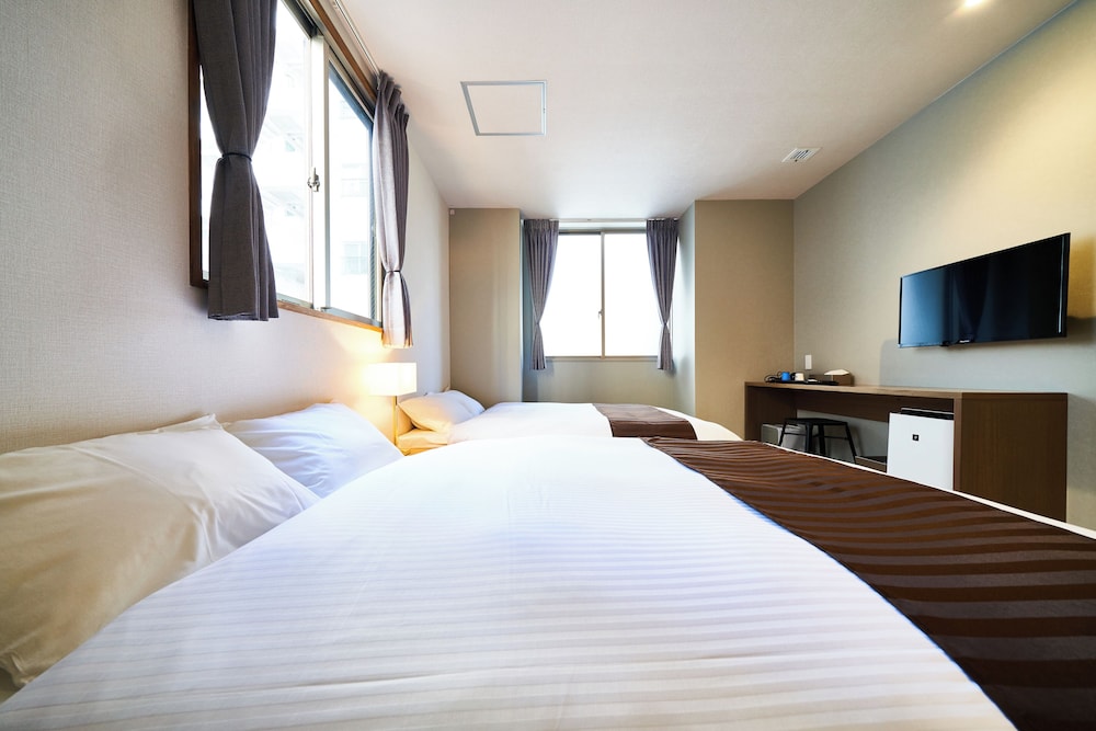 4 人部屋 ダブルベッド 2 台 専用バスルーム 客室5 | アンド ホステル 心斎橋 イースト