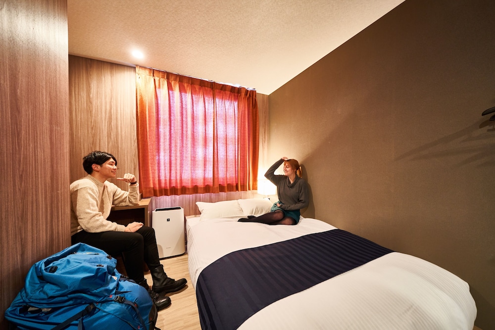 ダブルルーム 専用バスルーム 客室1 | アンド ホステル 心斎橋 イースト