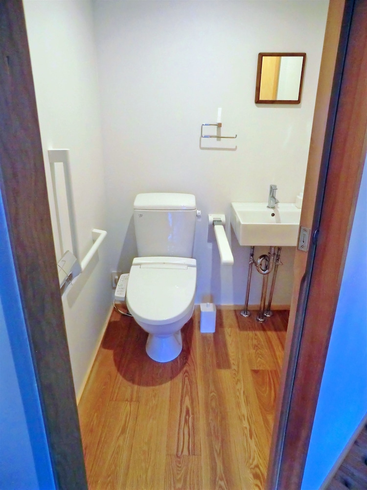 トラディショナル ハウス 3 ベッドルーム バリアフリー 禁煙 バスルーム2 | 町屋ホテル YANAGI