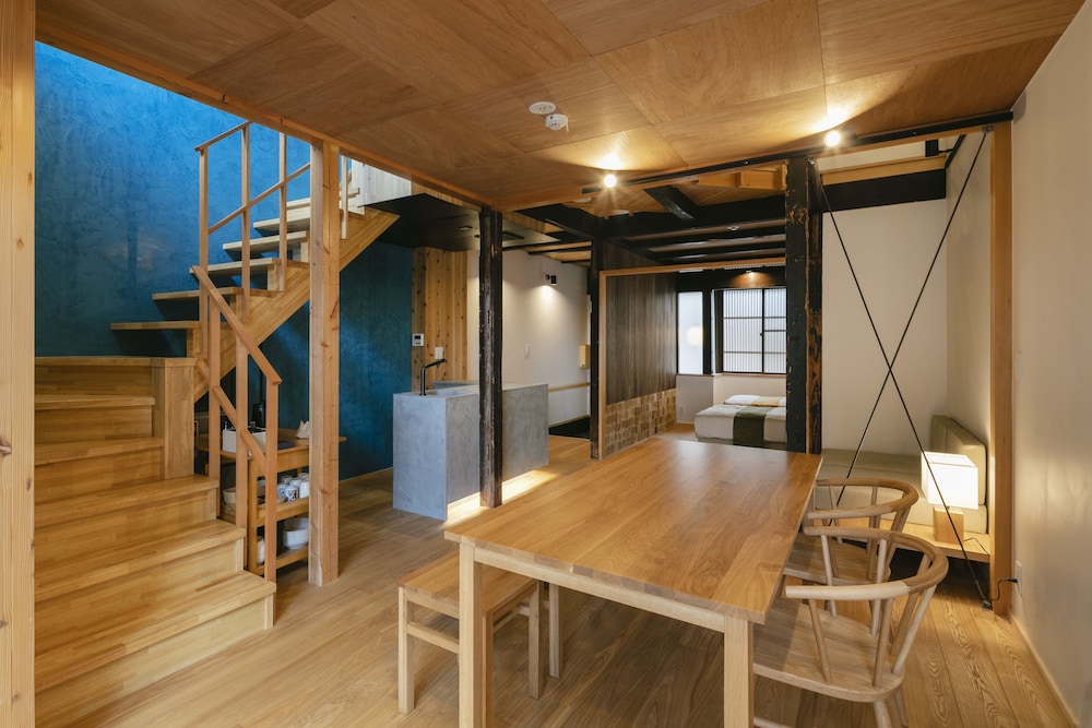 トラディショナル ハウス 3 ベッドルーム バリアフリー 禁煙 客室内のダイニングエリア0 | 町屋ホテル YANAGI