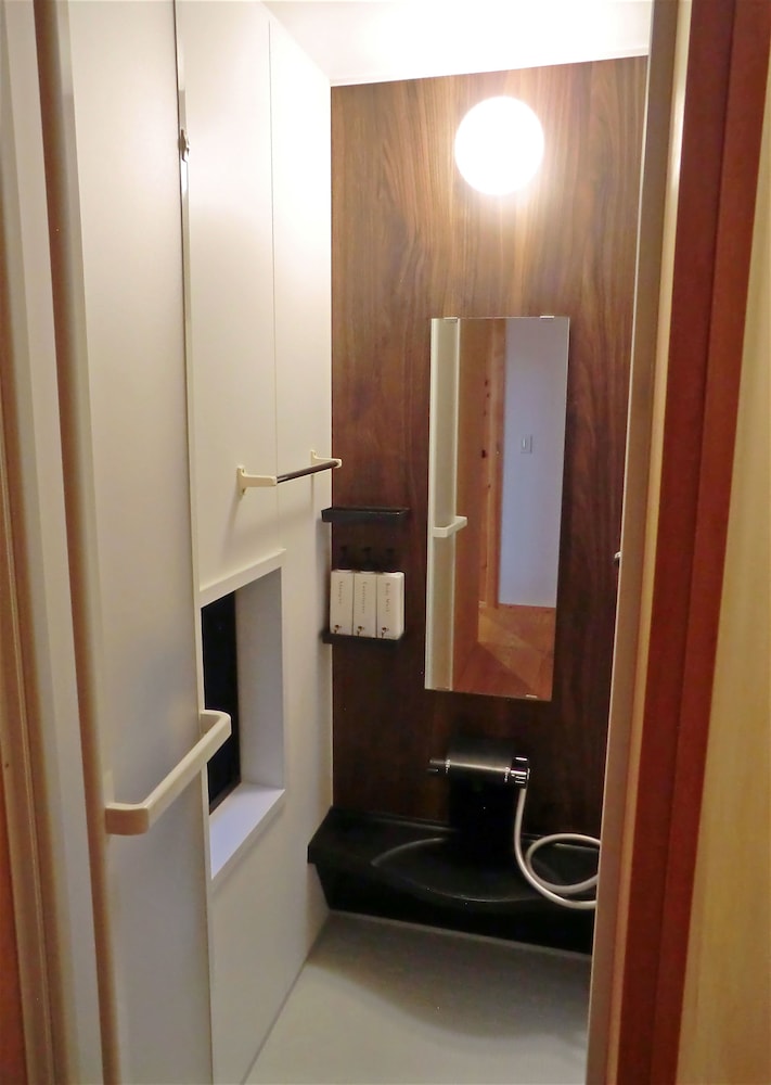 トラディショナル ハウス 3 ベッドルーム バリアフリー 禁煙 バスルーム1 | 町屋ホテル YANAGI