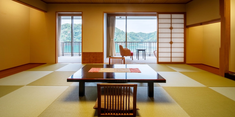 潮聞亭｜和室(10-12畳)/オーシャンビュー 客室3 | 熊野別邸 中の島