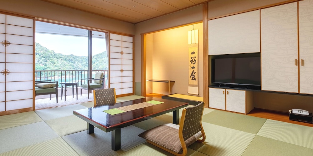 潮聞亭｜和室(10-12畳)/オーシャンビュー 客室1 | 熊野別邸 中の島