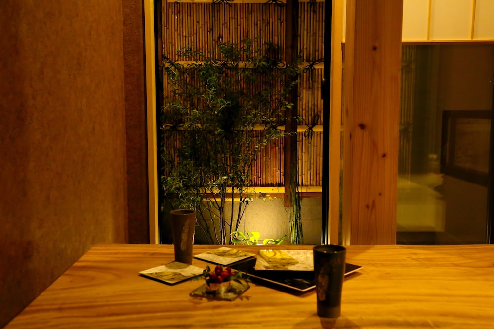 一棟貸し 町家 リビング エリア1 | ホスタ東寺 櫻