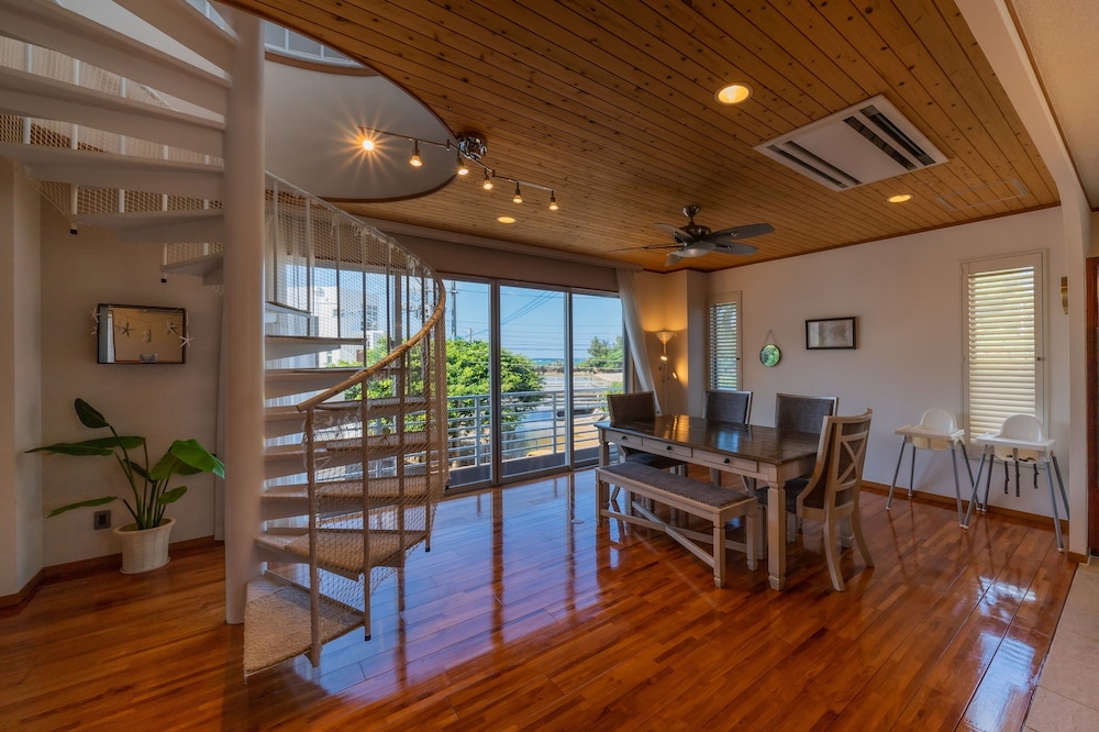 ヴィラ 客室内のダイニングエリア1 | ラナカイハウス