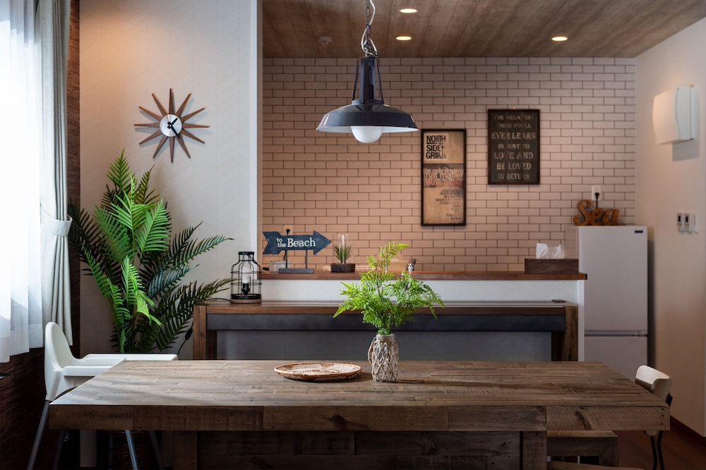 ヴィラ 客室内のダイニングエリア0 | ペンション マカナレアビーチ沖縄