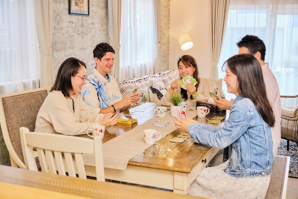 ヴィラ 客室内のダイニングエリア1 | ペンション マカナレアリゾート沖縄