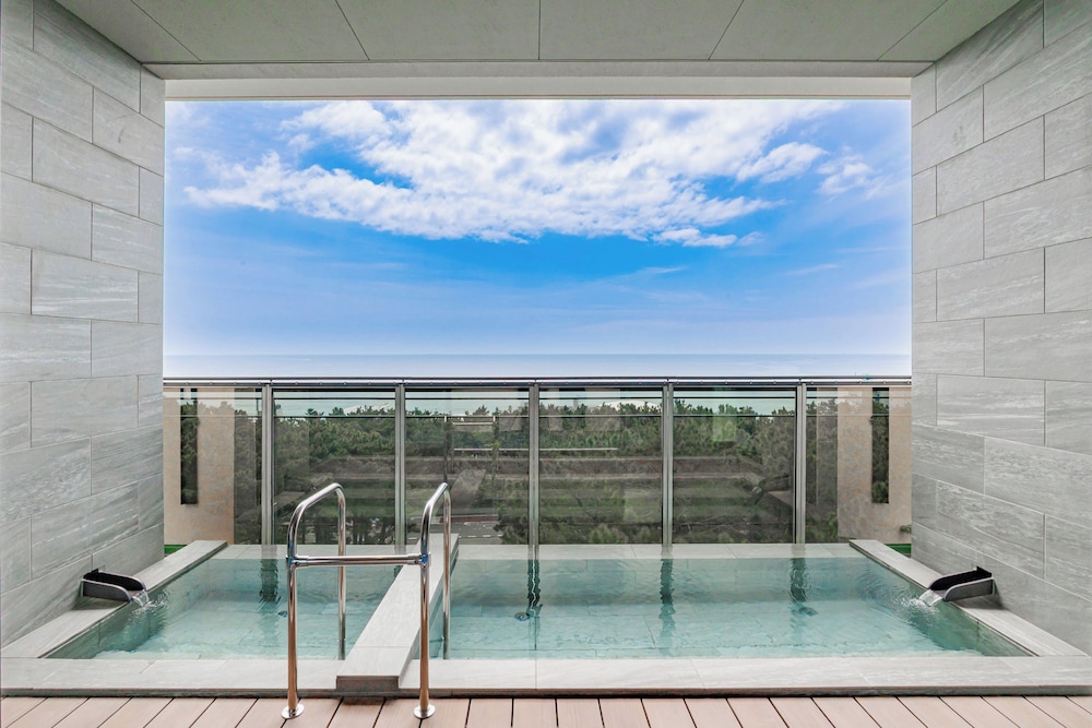 露天風呂付デラックスルーム（サウナ付）禁煙 バスルーム2 | 亀の井ホテル 鴨川