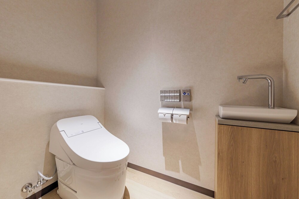 露天風呂付デラックスルーム（サウナ付）禁煙 バスルーム0 | 亀の井ホテル 鴨川