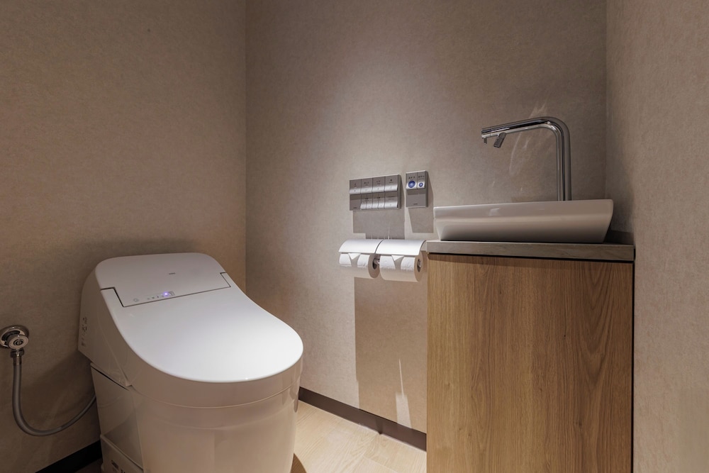 洋室スーペリアツイン（シャワーブース付）禁煙 バスルーム0 | 亀の井ホテル 鴨川