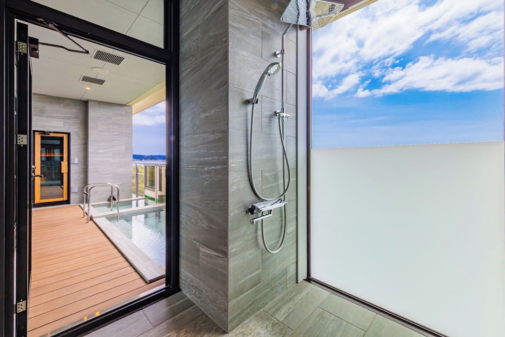 露天風呂付デラックスルーム（サウナ付）禁煙 バスルーム1 | 亀の井ホテル 鴨川