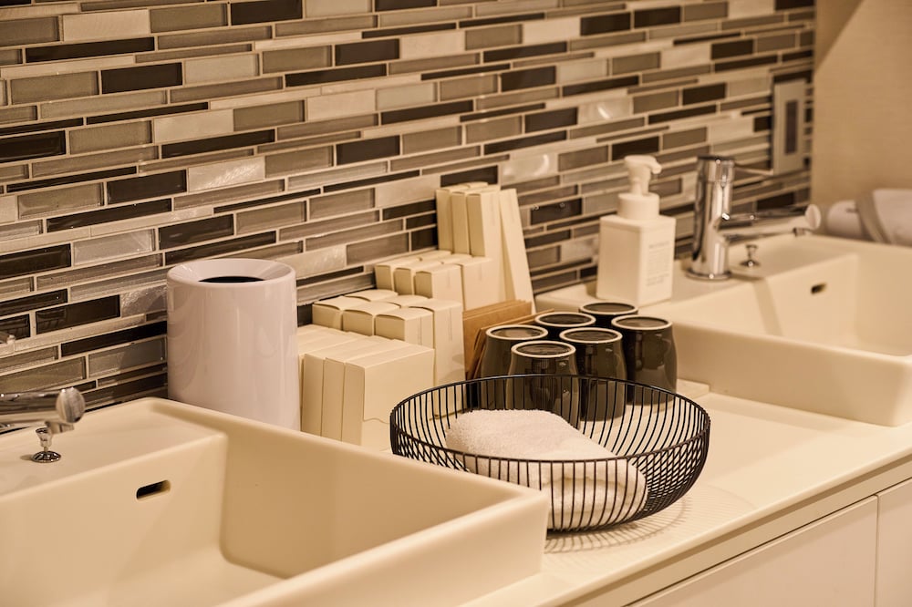 クワッドダブルベッドスイート バスルームの設備2 | HOTEL MASTAY 神宮道