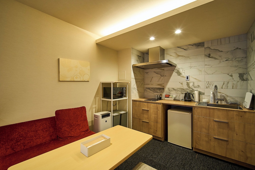 クアッドルーム リビング エリア0 | HOTEL MASTAY 神宮道