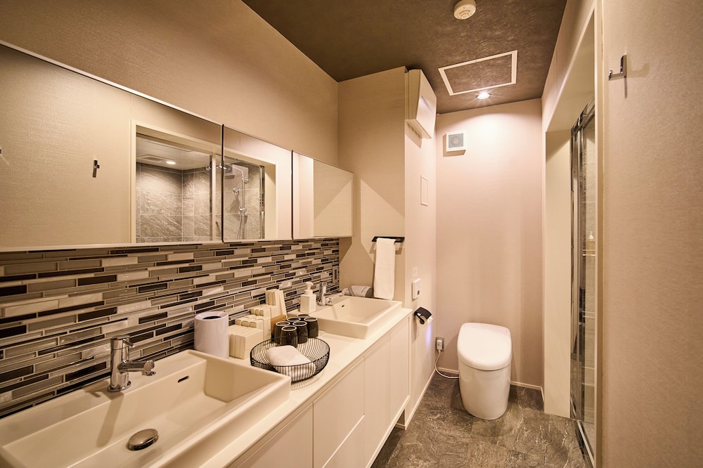 クワッドダブルベッドスイート バスルーム1 | HOTEL MASTAY 神宮道