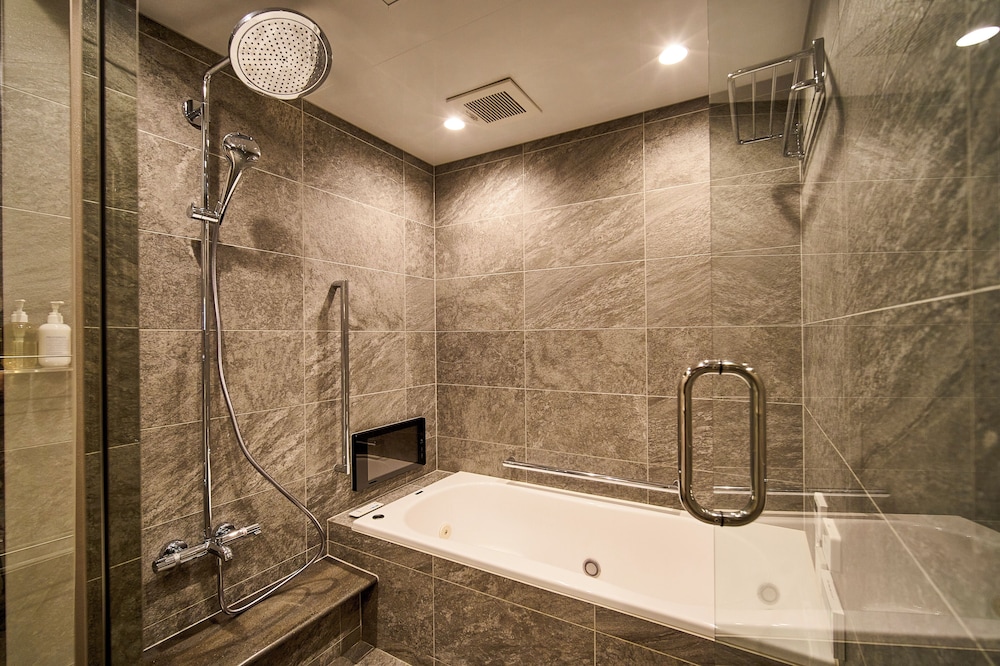 クワッドダブルベッドスイート バスルーム2 | HOTEL MASTAY 神宮道