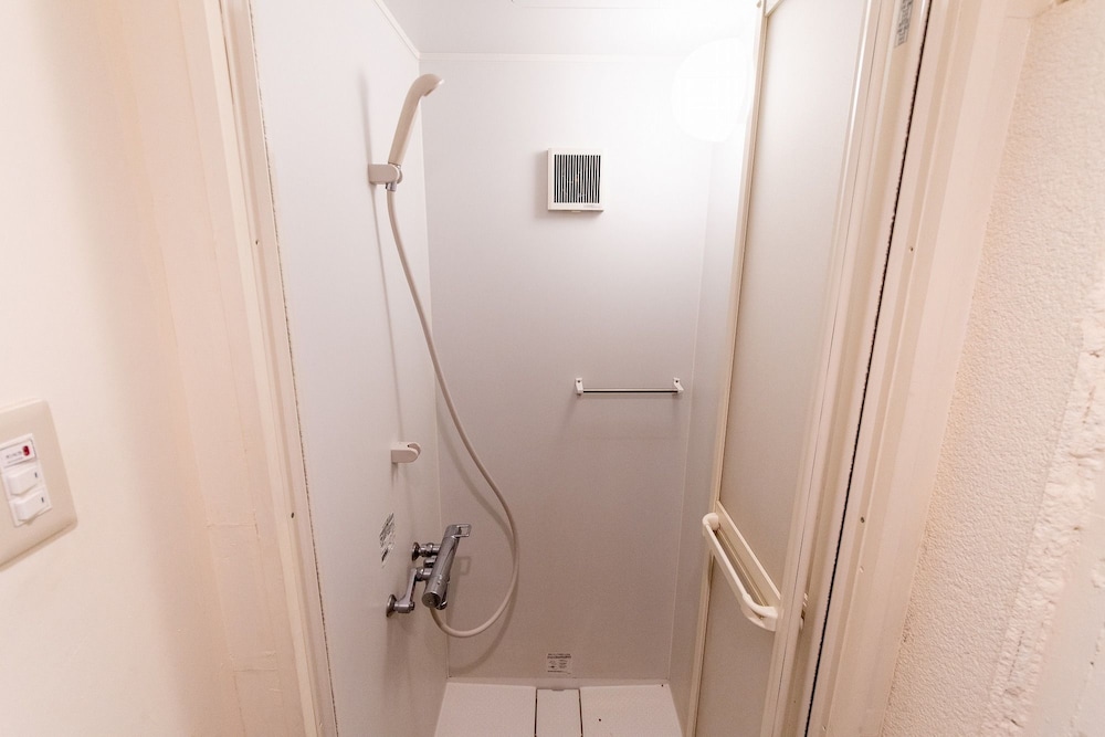 トリプルルーム 4階部屋 バスルームのシャワー0 | LUANA Nakano