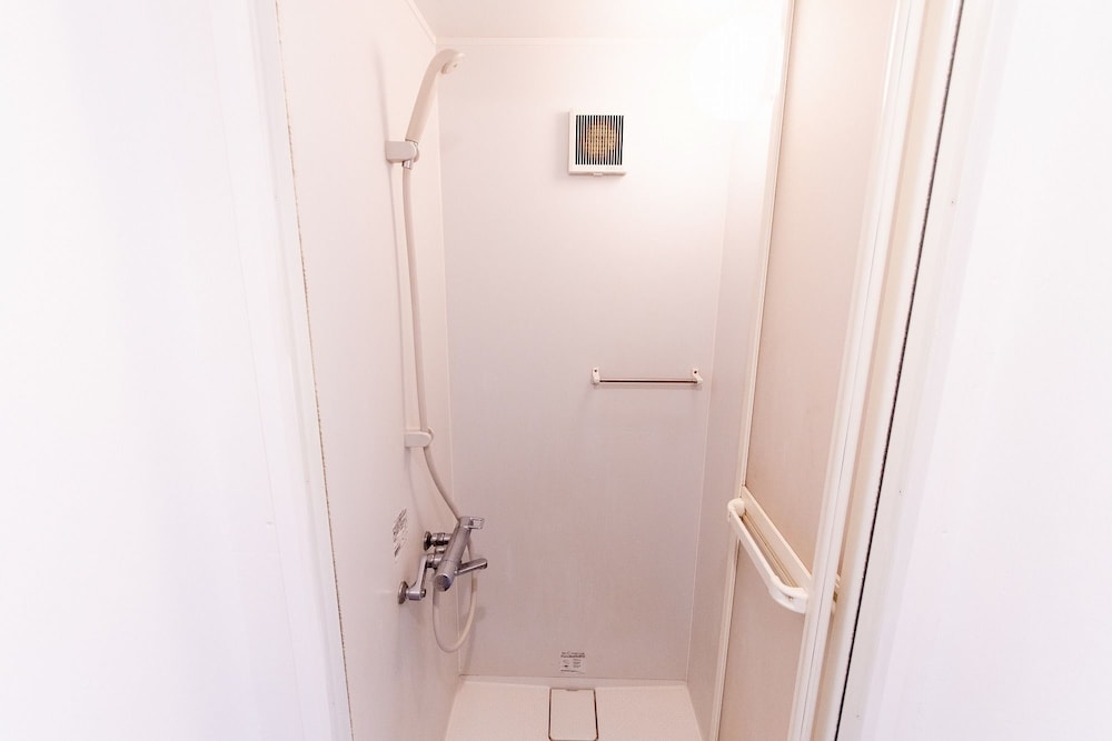 トリプルルーム 4階部屋 バスルームのシャワー1 | LUANA Nakano