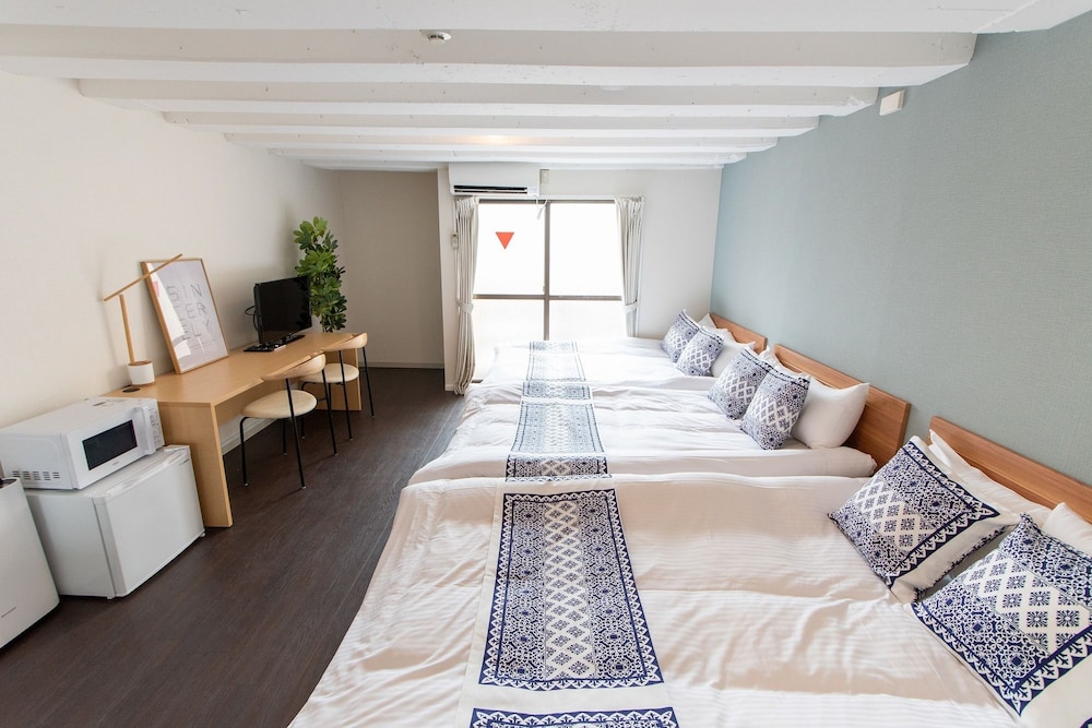 トリプルルーム 4階部屋 リビング エリア1 | LUANA Nakano