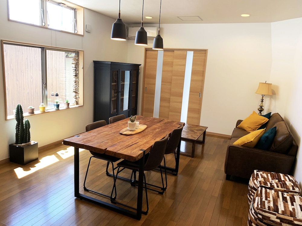 スタンダード ツインルーム (201) リビングルーム1 | Cactus Inn