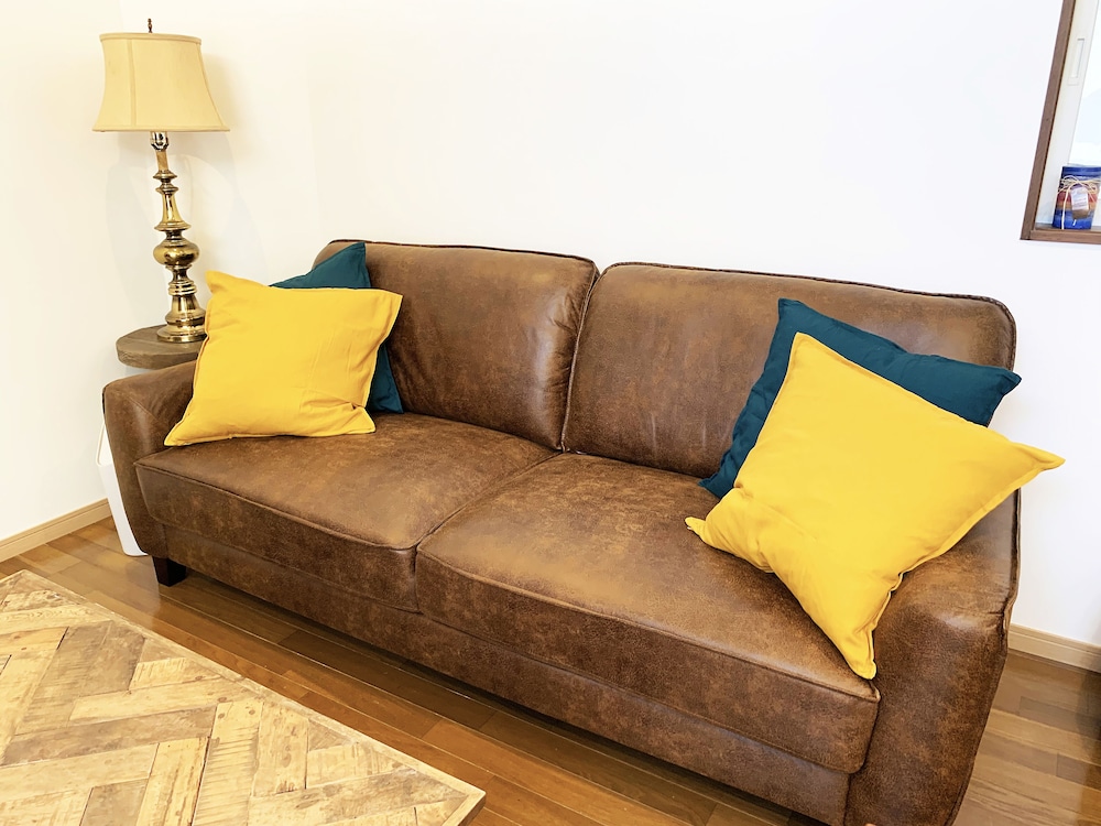 スタンダード ツインルーム (201) リビングルーム2 | Cactus Inn