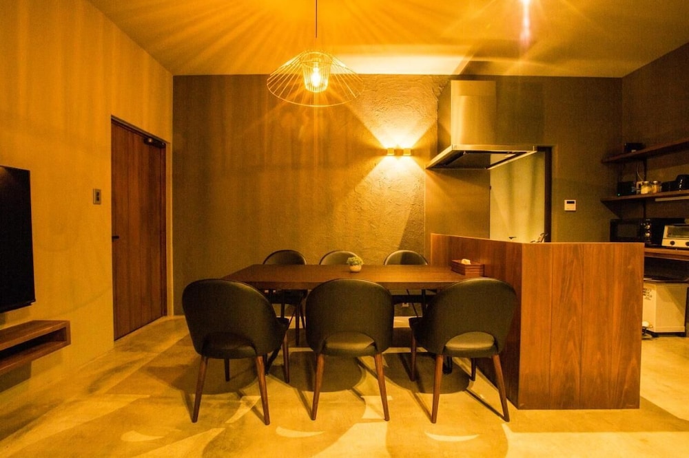 一棟貸し 客室内のダイニングエリア1 | The:MOVES-Musée Villa-