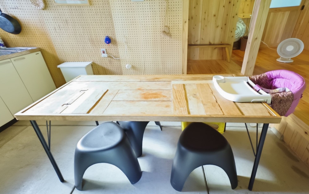 古民家 一棟貸し 客室内のダイニングエリア2 | フクギに囲まれた家 SAVANGI/さばんぎ沖縄古民家