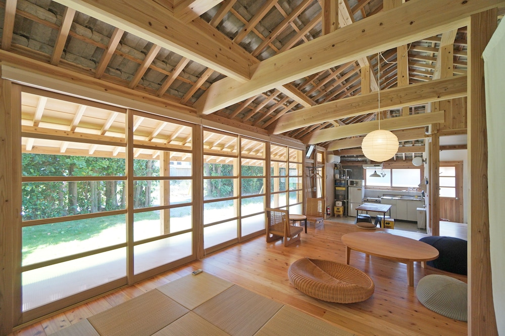 古民家 一棟貸し リビング エリア1 | フクギに囲まれた家 SAVANGI/さばんぎ沖縄古民家